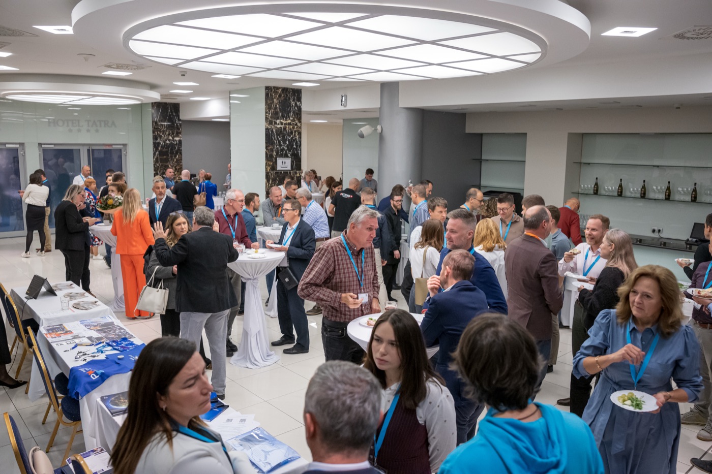 Networking účastníkov počas prestávky konferencie eFocus