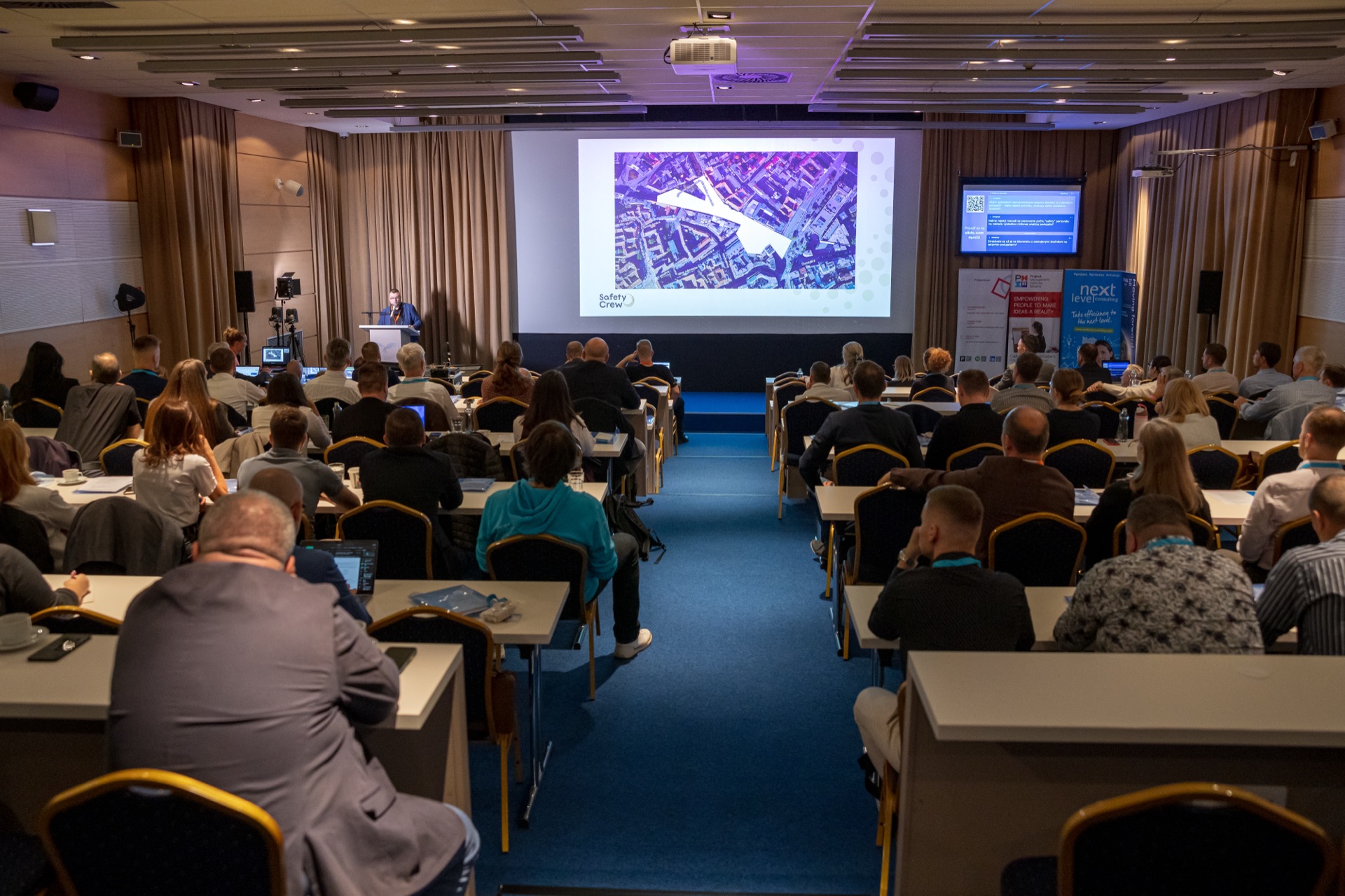 Plná konferenčná sála počas prednášky na podujatí eFocus